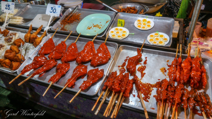 Der Besuch von einem Markt in Phuket ist eine der kostenlosen Aktivitäten, die Sie auf Phuket unternehmen können