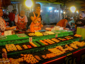 Nachtmarkt auf Phuket. Allerlei Köstlichkeiten