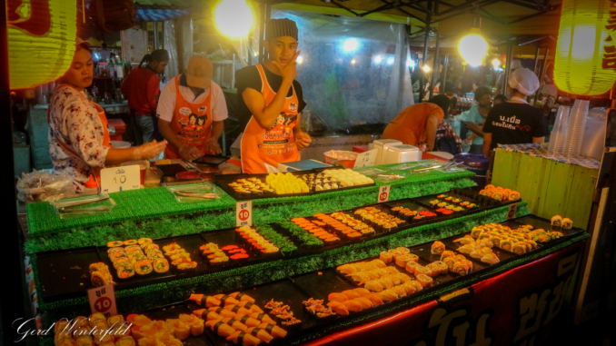 Nachtmarkt auf Phuket. Allerlei Köstlichkeiten